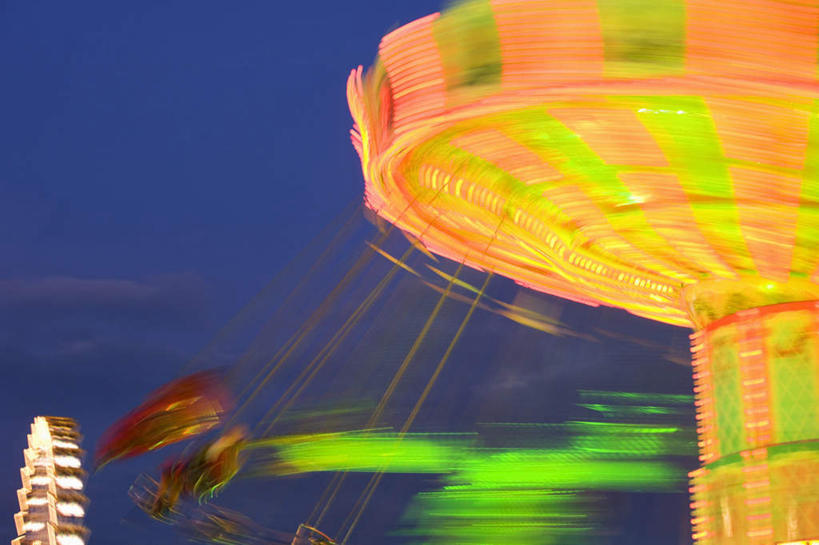 无人,游乐园,横图,室外,夜晚,仰视,度假,美景,城市风光,城市,游乐场,德国,欧洲,阴影,朦胧,模糊,光线,影子,景观,灯光,娱乐,慕尼黑,蓝色,蓝天,天空,天,享受,休闲,景色,放松,游乐设施,旋转飞椅,西欧,德意志联邦共和国,首府,巴伐利亚,巴伐利亚州,拜恩州,拜恩自由州,乐园,飓风飞椅,旋转秋千,彩图,低角度拍摄