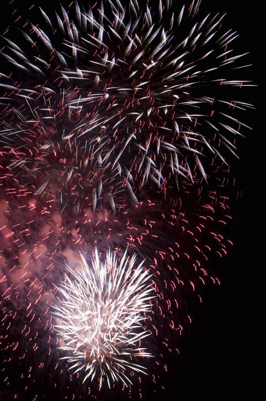 无人,竖图,室外,夜晚,仰视,度假,美景,城市风光,城市,烟火,德国,欧洲,庆祝,景观,娱乐,慕尼黑,红色,焰火,享受,休闲,景色,放松,庆贺,壮丽,西欧,祝贺,礼花,烂漫,德意志联邦共和国,首府,花炮,礼花炮,巴伐利亚,巴伐利亚州,拜恩州,拜恩自由州,灿艳,绮丽,绚丽,烟花,彩图,低角度拍摄