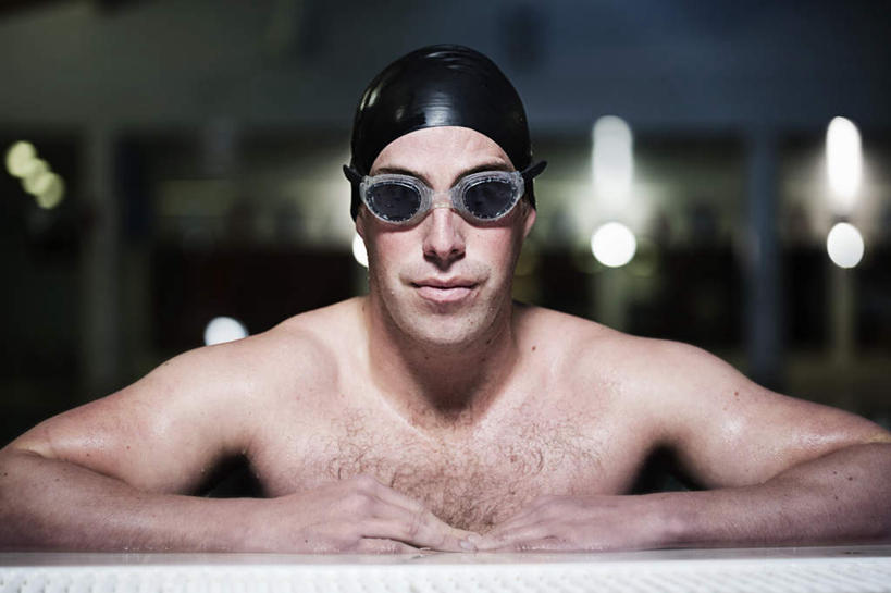 西方人,脸,头,脸颊,手,一个人,运动员,体育馆,游泳池,笑,微笑,横图,室内,特写,白天,正面,窗户,帽子,欧洲,欧洲人,双手,仅一个男性,仅一个人,撑,阴影,泳帽,朦胧,模糊,光线,眼镜,影子,泳镜,灯光,裸露,肩膀,玻璃窗,仅一个年轻男性,游泳眼镜,趴着,手部,游泳馆,撑着,游泳帽,裸,男人,男性,年轻男性,白种人,头部,脸部,脸蛋,面部,体育运动员,运动选手,趴,半身,彩图