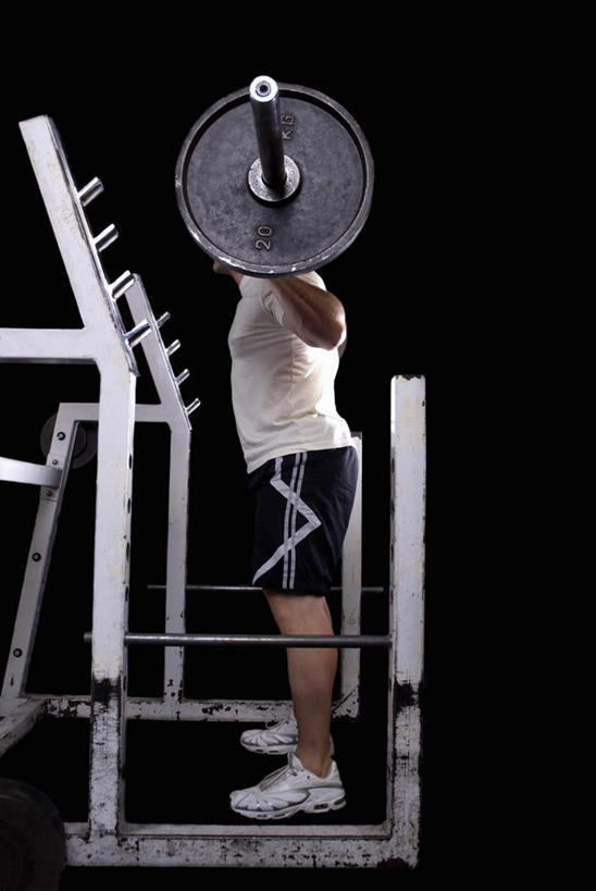 西方人,一个人,站,举,竖图,室内,白天,侧面,运动服,锻炼,运动,举重,杠铃,欧洲,欧洲人,仅一个男性,仅一个人,仅一个中年男性,握,黑色背景,服装,拿,拿着,运动器械,衣服,托,站着,健身器械,握着,摄影,服饰,影棚,健美,衣着,穿着,瘦身,健身器材,塑形,杠铃操,衣饰,体育,杠铃运动,男人,男性,中年男性,白种人,举起,举手,举着,向上举,向上伸,向上托,站立,彩图,全身,影棚拍摄,健身,拍摄,运动器材,运动装,举重运动