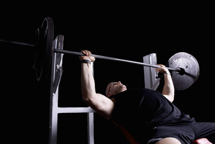 西方人,一个人,躺,举,横图,室内,白天,正面,运动服,锻炼,运动,举重,杠铃,欧洲,欧洲人,仅一个男性,仅一个人,仅一个中年男性,握,黑色背景,服装,拿,拿着,运动器械,衣服,托,健身器械,握着,摄影,服饰,影棚,健美,衣着,穿着,瘦身,健身器材,塑形,杠铃操,衣饰,卧着,体育,杠铃运动,男人,男性,中年男性,白种人,举起,举手,举着,躺着,卧,向上举,向上伸,向上托,半身,彩图,影棚拍摄,健身,拍摄,运动器材,运动装,举重运动