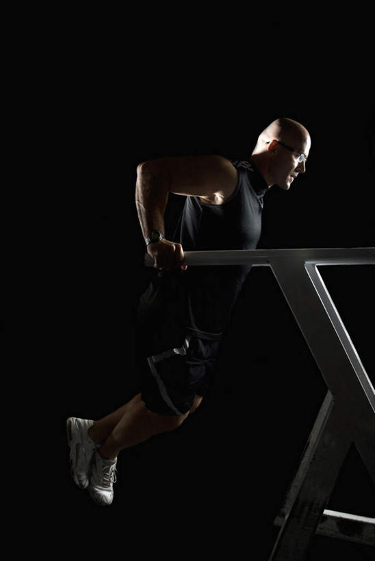 西方人,一个人,竖图,室内,白天,侧面,运动服,双杠,欧洲,欧洲人,仅一个男性,仅一个人,仅一个中年男性,撑,握,黑色背景,服装,拿,拿着,注视,运动器械,衣服,观察,看,健身器械,握着,摄影,服饰,影棚,观看,察看,撑着,衣着,穿着,关注,健身器材,衣饰,男人,男性,中年男性,白种人,彩图,全身,影棚拍摄,拍摄,运动器材,运动装