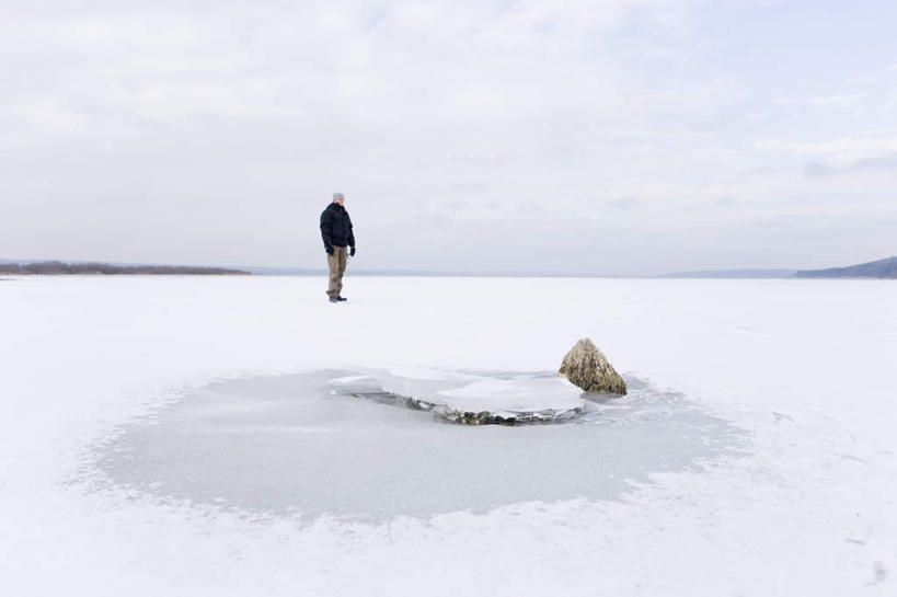 西方人,一个人,站,横图,室外,白天,湖,湖泊,水,雪,大雪,欧洲,欧洲人,仅一个男性,仅一个人,仅一个中年男性,服装,冰,湖面,积雪,水流,水面,雪景,云,云朵,冬季,冬天,云彩,背面,衣服,蓝色,白云,蓝天,天空,浮冰,湖水,天,站着,温暖,寒冷,服饰,晴朗,羽绒服,保暖,冰冷,御寒,严寒,冰凉,酷寒,凛冽,凛凛,极冷,流冰,浮冰块,冬装,男人,男性,中年男性,白种人,晴空,站立,彩图,全身