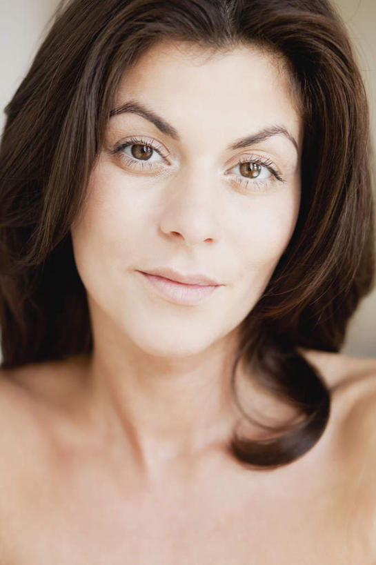 西方人,脸,头,脸颊,头发,一个人,笑,微笑,竖图,室内,特写,白天,正面,欧洲,欧洲人,仅一个女性,仅一个人,朦胧,模糊,棕色,注视,肩膀,观察,看,仅一个中年女性,观看,察看,关注,女人,女性,中年女性,白种人,头部,长发,直发,脸部,脸蛋,面部,半身,彩图