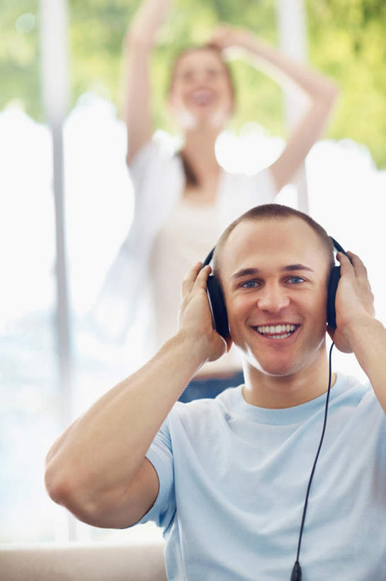 西方人,两个人,站,坐,举,笑,微笑,露齿笑,竖图,室内,白天,正面,爱情,窗户,落地窗,欧洲,欧洲人,握,服装,浪漫,拿,听,拿着,注视,休闲装,玻璃窗,衣服,耳机,耳麦,观察,看,托,站着,休闲,温暖,温馨,休闲服,恩爱,握着,恋人,服饰,观看,和睦,察看,麦克风,关注,男人,男性,年轻男性,年轻女性,女人,女性,白种人,情侣,举起,举手,举着,向上举,向上伸,向上托,站立,坐着,半身,彩图,伴侣,融洽,头戴式耳机