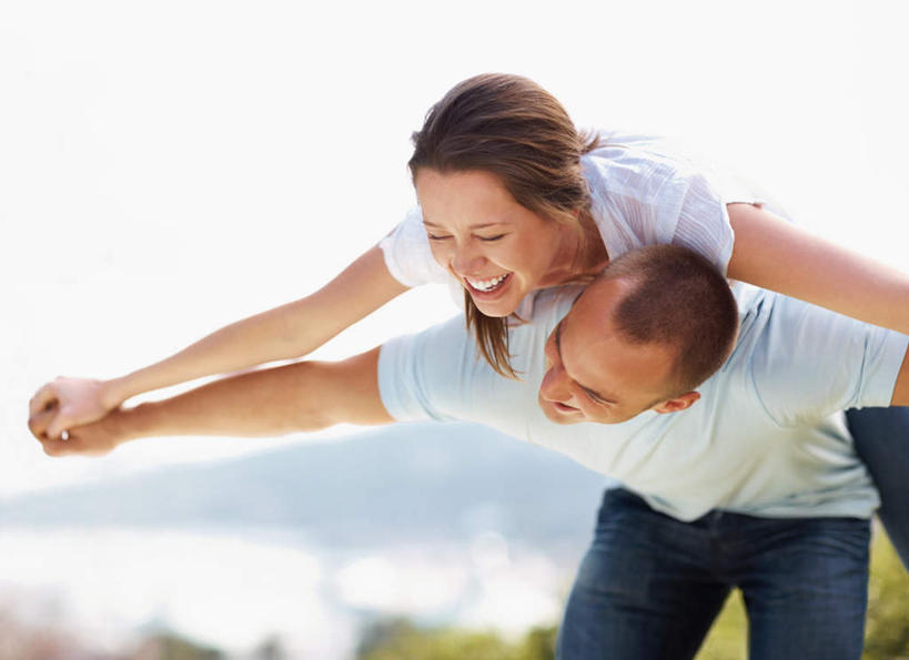 西方人,背,两个人,站,伸展双臂,握手,笑,微笑,露齿笑,横图,室外,白天,正面,爱情,植物,欧洲,欧洲人,弯腰,阴影,服装,朦胧,模糊,光线,影子,浪漫,注视,休闲装,树,树木,衣服,蓝色,绿色,白色,天空,阳光,自然,天,背着,观察,看,站着,休闲,温暖,温馨,休闲服,恩爱,恋人,服饰,生长,晴朗,成长,观看,和睦,察看,关注,万里无云,弯身,背负,男人,男性,年轻男性,年轻女性,女人,女性,白种人,情侣,晴空,晴空万里,搀手,敞开双臂,拉手,伸开双臂,手搀手,手拉手,手牵手,手握手,展开双肩,站立,张开手臂,张开双臂,半身,彩图,伴侣,融洽