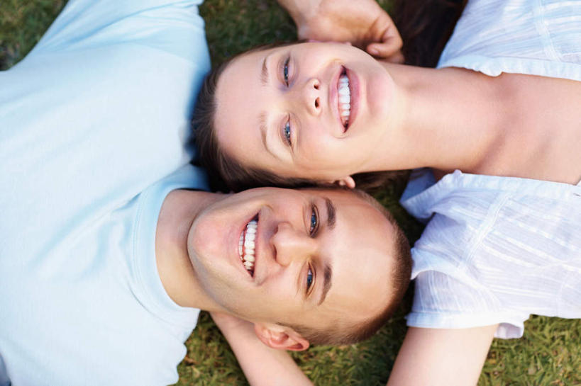 西方人,脸,头,脸颊,手,头发,两个人,躺,举,闭眼,笑,微笑,露齿笑,横图,俯视,室外,特写,白天,爱情,草地,草坪,植物,欧洲,欧洲人,双手,阴影,服装,光线,影子,棕色,浪漫,注视,休闲装,肩膀,草,衣服,蓝色,绿色,白色,阳光,观察,看,托,休闲,温暖,温馨,手部,休闲服,恩爱,恋人,服饰,观看,和睦,察看,关注,卧着,男人,男性,年轻男性,年轻女性,女人,女性,白种人,头部,长发,直发,脸部,脸蛋,面部,情侣,闭眼睛,闭着眼,闭着眼睛,举起,举手,举着,躺着,卧,向上举,向上伸,向上托,半身,彩图,高角度拍摄,伴侣,融洽,短发