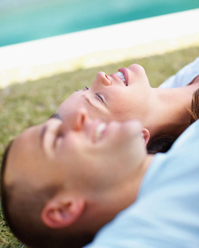 西方人,脸,头,脸颊,手,头发,两个人,躺,闭眼,笑,微笑,露齿笑,竖图,俯视,室外,特写,白天,爱情,草地,草坪,植物,欧洲,欧洲人,双手,阴影,服装,朦胧,模糊,光线,影子,棕色,浪漫,休闲装,肩膀,草,衣服,蓝色,绿色,白色,阳光,休闲,温暖,温馨,手部,休闲服,恩爱,恋人,服饰,和睦,卧着,男人,男性,年轻男性,年轻女性,女人,女性,白种人,头部,长发,直发,脸部,脸蛋,面部,情侣,闭眼睛,闭着眼,闭着眼睛,躺着,卧,半身,彩图,高角度拍摄,伴侣,融洽,短发