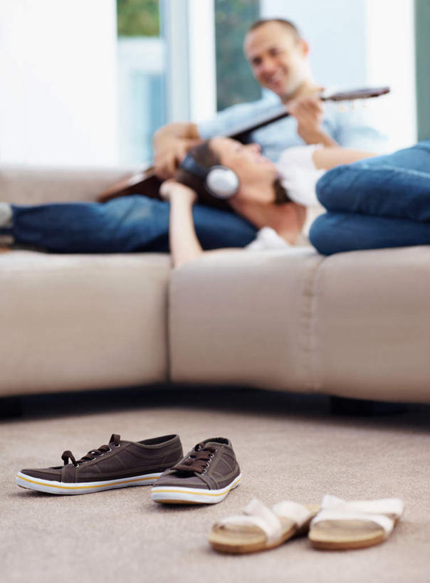 西方人,两个人,客厅,坐,躺,笑,微笑,露齿笑,竖图,室内,白天,正面,爱情,快乐,满意,幸福,窗户,落地窗,沙发,鞋子,欧洲,欧洲人,握,阴影,服装,裤子,朦胧,模糊,反射,影子,棕色,吉他,乐器,弦乐器,音响,浪漫,音乐,弹奏,拿,两双,拿着,牛仔裤,休闲装,娱乐,玻璃窗,相视,衣服,耳机,享受,休闲,温暖,温馨,面对面,休闲服,恩爱,放松,握着,恋人,服饰,对视,和睦,起居室,舒适,享乐,互视,弹拨弦鸣乐器,相对,相看,客堂,卧着,男人,男性,年轻男性,年轻女性,女人,女性,白种人,情侣,躺着,卧,坐着,半身,彩图,伴侣,融洽,弹拨弦乐器,皮沙发