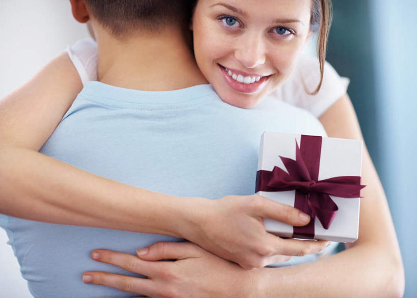 西方人,背部,两个人,站,抱,笑,微笑,露齿笑,横图,室内,白天,正面,爱情,窗户,礼盒,礼物,欧洲,欧洲人,握,阴影,服装,朦胧,模糊,反射,丝绸,丝带,影子,纸盒,墙,缎带,浪漫,拿,拿着,注视,休闲装,玻璃窗,墙壁,墙面,绸带,盒子,衣服,蓝色,白色,包装盒,礼品盒,观察,看,站着,休闲,温暖,温馨,休闲服,恩爱,握着,恋人,服饰,礼品,抱着,观看,和睦,察看,搂着,关注,男人,男性,年轻男性,年轻女性,女人,女性,白种人,情侣,怀抱,搂,搂抱,相抱,拥抱,站立,半身,彩图,伴侣,融洽