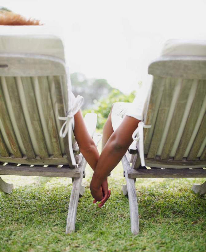 西方人,两个人,坐,躺,握手,竖图,室外,白天,爱情,草地,草坪,植物,椅子,欧洲,非洲,黑人,欧洲人,阴影,服装,朦胧,模糊,光线,影子,躺椅,两把,浪漫,休闲装,草,背面,衣服,绿色,白色,天空,阳光,天,休闲,温暖,温馨,休闲服,恩爱,恋人,服饰,晴朗,沙滩椅,和睦,万里无云,卧着,男人,男性,年轻男性,年轻女性,女人,女性,非洲人,情侣,晴空,晴空万里,搀手,拉手,手搀手,手拉手,手牵手,手握手,躺着,卧,坐着,半身,彩图,伴侣,融洽