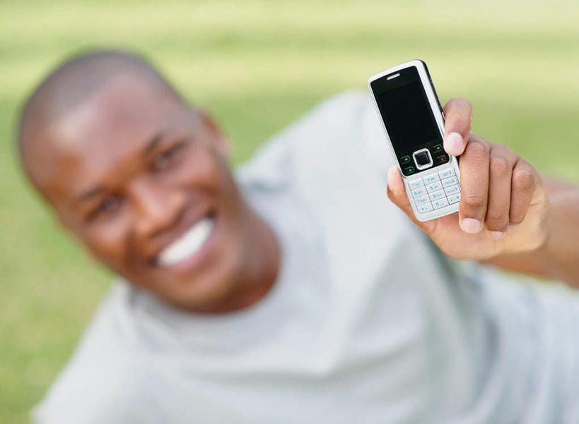 西方人,脸,头,脸颊,秃头,一个人,坐,举,笑,打电话,微笑,露齿笑,横图,室外,白天,白色背景,正面,草地,草坪,植物,窗户,电话,手机,欧洲,非洲,黑人,欧洲人,仅一个男性,仅一个人,握,阴影,服装,朦胧,模糊,光线,影子,拿,拿着,注视,休闲装,通讯设备,肩膀,玻璃窗,草,仅一个年轻男性,衣服,绿色,灰色,阳光,观察,看,托,休闲,休闲服,握着,摄影,服饰,影棚,观看,察看,关注,一部,交流,男人,男性,年轻男性,非洲人,头部,光头,无发,脸部,脸蛋,面部,沟通,举起,举手,举着,通话,向上举,向上伸,向上托,坐着,半身,彩图,影棚拍摄,拍摄