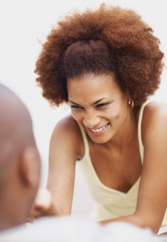 西方人,两个人,站,笑,微笑,露齿笑,竖图,室外,白天,正面,爱情,欧洲,非洲,黑人,欧洲人,弯腰,阴影,服装,朦胧,模糊,光线,影子,浪漫,休闲装,相视,衣服,黄色,天空,阳光,天,站着,休闲,温暖,温馨,面对面,休闲服,恩爱,恋人,服饰,晴朗,对视,和睦,互视,相对,万里无云,相看,弯身,男人,男性,年轻男性,年轻女性,女人,女性,非洲人,情侣,晴空,晴空万里,站立,半身,彩图,伴侣,融洽