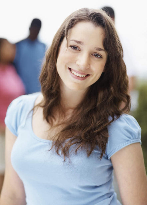 西方人,四个人,伙伴,朋友,站,笑,微笑,露齿笑,竖图,室外,白天,正面,友谊,欧洲,非洲,黑人,欧洲人,阴影,服装,朦胧,模糊,光线,影子,注视,休闲装,衣服,蓝色,天空,阳光,天,观察,看,站着,休闲,同学,休闲服,服饰,晴朗,观看,察看,校友,关注,万里无云,同窗,学友,友情,男人,男性,年轻男性,年轻女性,女人,女性,白种人,非洲人,晴空,晴空万里,站立,半身,彩图