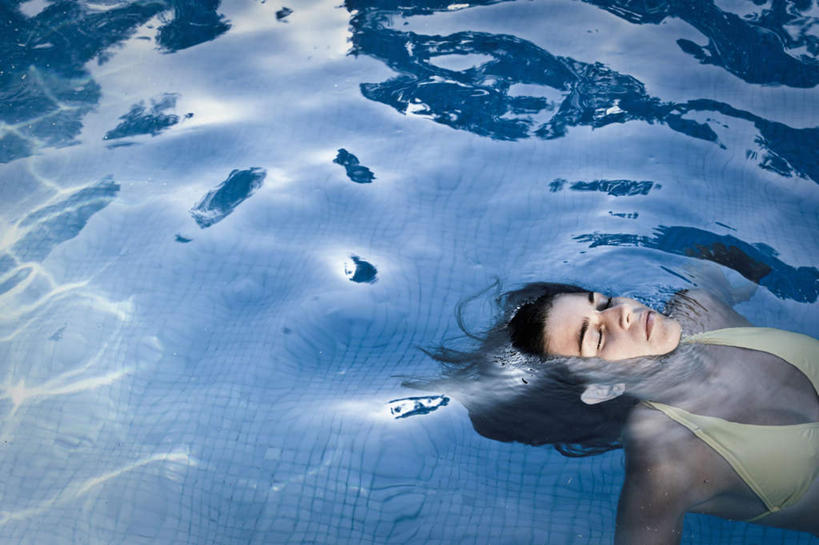 游泳,西方人,一个人,游泳池,闭眼,横图,俯视,室外,白天,泳装,比基尼,水,欧洲,欧洲人,仅一个年轻女性,仅一个女性,仅一个人,波纹,水池,水面,泳池,水纹,波浪,泅水,拍浮,年轻女性,女人,女性,白种人,闭眼睛,闭着眼,闭着眼睛,半身,彩图,高角度拍摄,三点式,泳衣