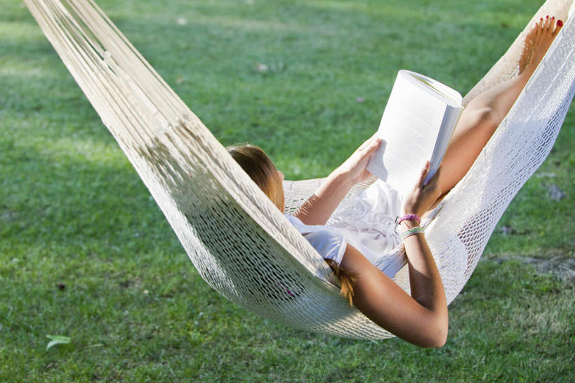 西方人,一个人,躺,横图,俯视,室外,白天,床,吊床,书籍,欧洲,欧洲人,仅一个年轻女性,仅一个女性,仅一个人,擦,吊挂,抚摸,握,悬挂,阴影,服装,光线,影子,挂,拿,拿着,注视,休闲装,衣服,阳光,观察,看,享受,休闲,休闲服,擦拭,握着,服饰,观看,察看,安逸,关注,安适,清闲,揩擦,拭,卧着,年轻女性,女人,女性,白种人,书,图书,躺着,卧,彩图,高角度拍摄,全身,轻抚