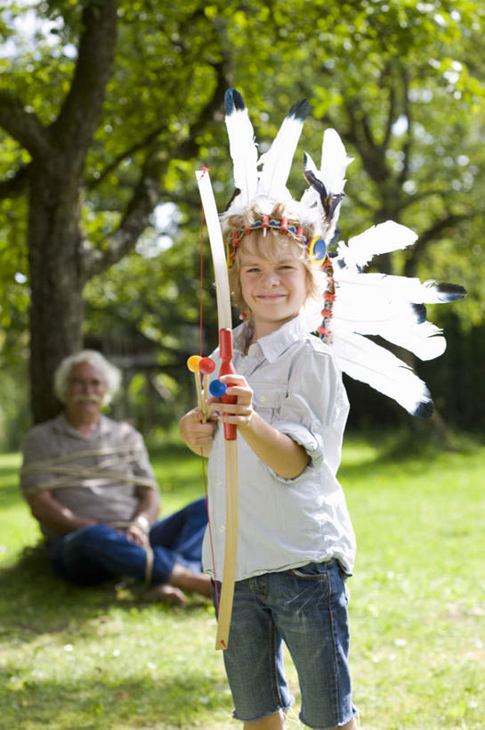 西方人,儿童,老年人,两个人,家庭,祖父,站,坐,笑,微笑,竖图,室外,白天,正面,锻炼,快乐,纯洁,比赛,运动,竞争,射箭,草地,草坪,树林,植物,帽子,羽毛,欧洲,欧洲人,握,阴影,服装,轻盈,柔软,装饰,光线,弓箭,影子,拿,拿着,注视,休闲装,娱乐,草,树,树木,小孩,衣服,绿色,阳光,自然,发饰,饰品,观察,看,站着,休闲,温暖,温馨,一家人,休闲服,可爱,童年,童趣,握着,服饰,生长,爷爷,成长,观看,祖孙,和睦,察看,体育运动,关注,箭术,童真,烂漫,无邪,配饰,外公,外祖父,外孙,外孙子,轻柔,体育,天真,射箭运动,老年男性,男孩,男人,男性,白种人,孩子,孙子,站立,坐着,半身,彩图,健身,酋长帽,印第安帽,羽毛帽,融洽,男生
