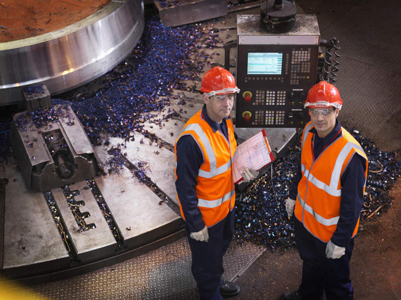 西方人,工厂,站,横图,俯视,室内,白天,工作服,制服,安全,机器,帽子,欧洲,欧洲人,握,材料,档案,头盔,文件,纸,防护,拿,拿着,注视,安全帽,手稿,手套,资料,观察,看,站着,机械,握着,观看,保护,证明,察看,关注,文档,保险,车床,保全,周全,安稳,安定,防护手套,工作制服,平安,白种人,站立,半身,彩图,高角度拍摄,工作套服,工地,制造厂,安全服,反光背心,反光服,反光衣