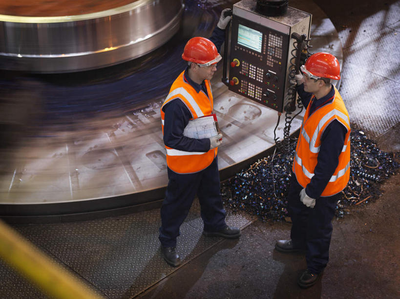 西方人,工厂,站,说,横图,俯视,室内,白天,工作服,制服,讨论,安全,机器,帽子,欧洲,欧洲人,握,材料,档案,头盔,文件,纸,防护,拿,拿着,注视,安全帽,手稿,手套,资料,观察,看,站着,机械,握着,观看,保护,证明,察看,关注,文档,保险,车床,保全,周全,安稳,安定,防护手套,工作制服,交流,平安,白种人,沟通,讲话,交谈,商讨,说话,谈话,站立,彩图,高角度拍摄,全身,工作套服,工地,制造厂,安全服,反光背心,反光服,反光衣