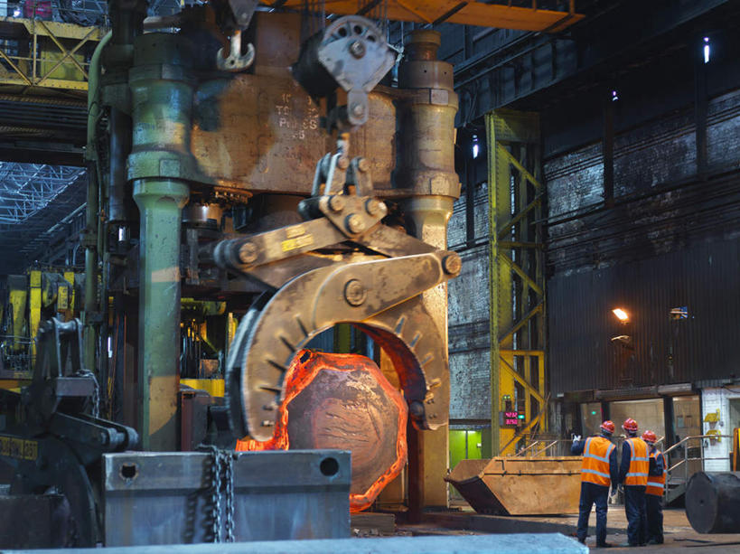 西方人,三个人,伙伴,朋友,机修工,工厂,站,横图,室内,白天,工作服,制服,友谊,合作,团队,机器,帽子,金属制品,欧洲,欧洲人,连接,组合,融化,钢材,钢铁,金属,工具,头盔,注视,工人,背面,安全帽,观察,看,站着,机械,战略,观看,链接,固定,五金,察看,紧固,关注,拼接,拼凑,熔化,拼合,凑集,聚合,撮合,链结,牢固,联合,合谋,夹持,夹钳,工作制服,溶化,熔解,消溶,配合,协作,男人,男性,年轻男性,年轻女性,女人,女性,白种人,机械师,机修工人,站立,彩图,全身,工作套服,工地,制造厂,安全服,反光背心,反光服,反光衣