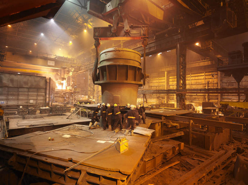 西方人,伙伴,朋友,工厂,站,横图,俯视,室内,白天,工作服,制服,友谊,安全,合作,团队,机器,楼梯,帽子,照明,欧洲,欧洲人,融化,头盔,眼镜,阶梯,灯光,防护,许多人,注视,顶灯,台阶,灯,安全帽,灯具,观察,看,站着,一群人,机械,战略,观看,护目镜,保护,照亮,察看,照明设备,关注,锅炉,保险,熔化,保全,周全,安稳,安定,联合,合谋,安全防护眼镜,工作制服,溶化,熔解,消溶,汽锅,配合,平安,协作,男人,男性,年轻男性,中年男性,白种人,站立,彩图,高角度拍摄,全身,工作套服,工地,制造厂,防护眼镜