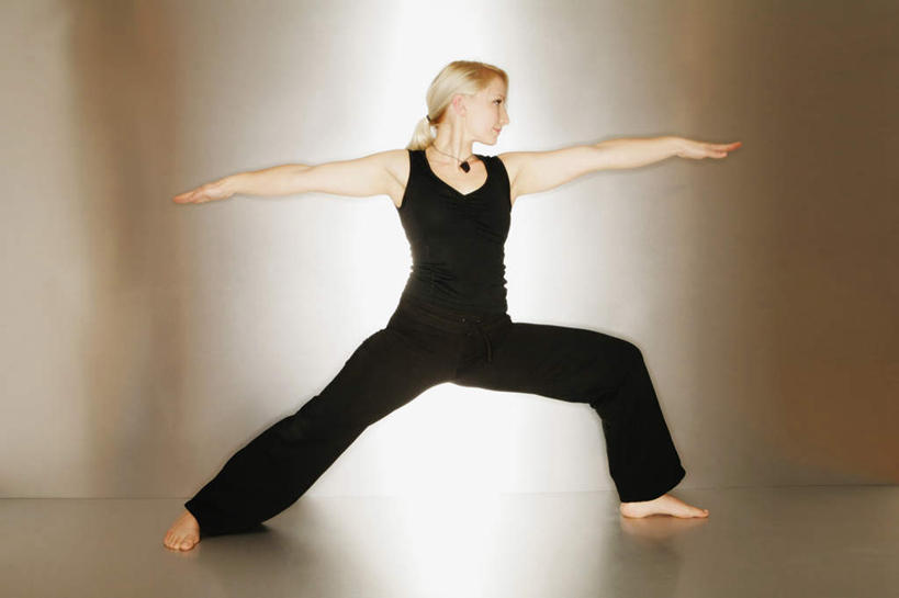 西方人,一个人,站,伸展双臂,横图,室内,白天,正面,运动服,锻炼,瑜伽,运动,欧洲,欧洲人,仅一个女性,仅一个人,服装,扭头,注视,光脚,衣服,黑色,观察,看,站着,转头,仅一个中年女性,赤脚,养生,摄影,服饰,影棚,观看,张开双腿,察看,衣着,穿着,关注,衣饰,展开双腿,体育,女人,女性,中年女性,白种人,敞开双臂,伸开双臂,展开双肩,站立,张开手臂,张开双臂,彩图,全身,影棚拍摄,健身,拍摄,勇士二式,勇士式,伸展双腿,运动装