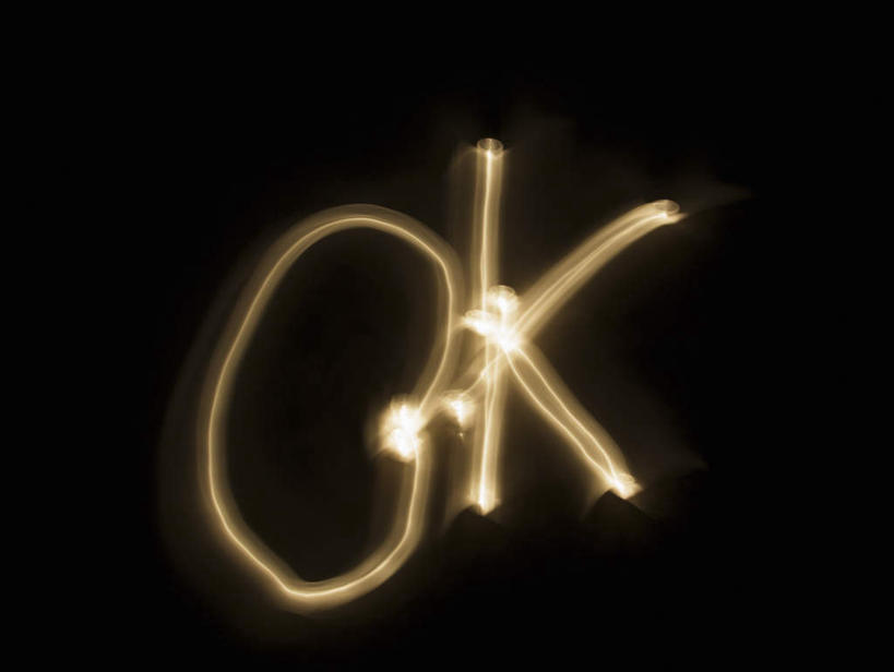 无人,横图,俯视,室内,特写,白天,桌面,桌子,黑色背景,木制,英文,标志,文字,字符,字母,光亮,标识,两个,木制品,摄影,影棚,英文字母,光明,光洁,彩图,高角度拍摄,影棚拍摄,拍摄