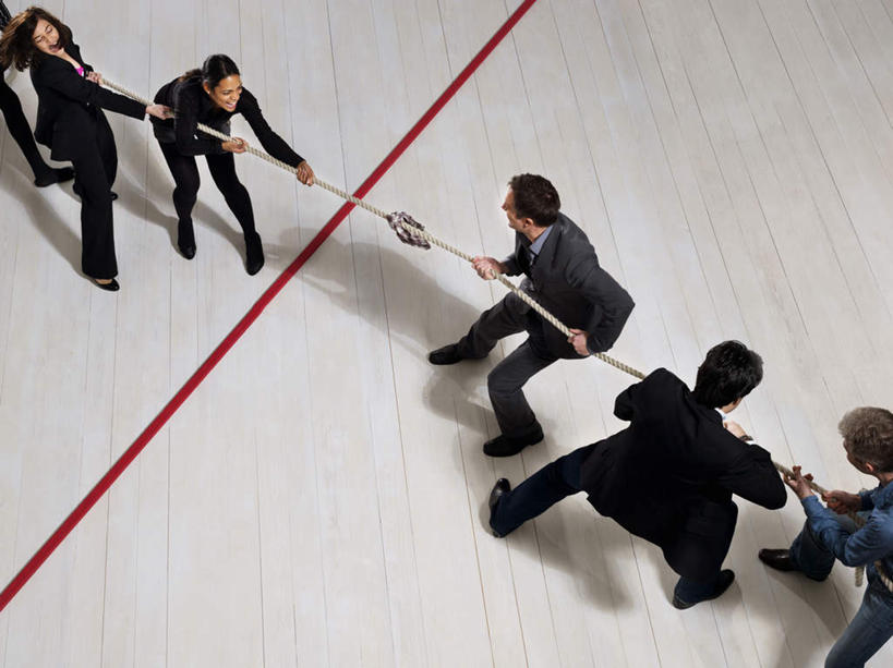 西方人,同事,商务人士,商务男性,商务女性,站,横图,俯视,室内,白天,衬衫,锻炼,成功,运动,合作,团队,集体,信心,拔河,欧洲,欧洲人,一根,弯腰,握,阴影,套装,反射,瓷砖,地砖,线条,影子,地面,许多人,速度,拿,拿着,娱乐,队伍,红色,绳子,站着,一群人,力量,平衡,握着,张开双腿,技巧,绳索,协调,领导,成就,商务装,灵敏,合伙,领袖,工薪阶层,柔韧,趣味,弯身,耐力,抗争,展开双腿,体育,男人,男性,年轻男性,年轻女性,女人,女性,中年男性,中年女性,白种人,白领,上班族,站立,半身,彩图,高角度拍摄,衬衣,健身,伸展双腿
