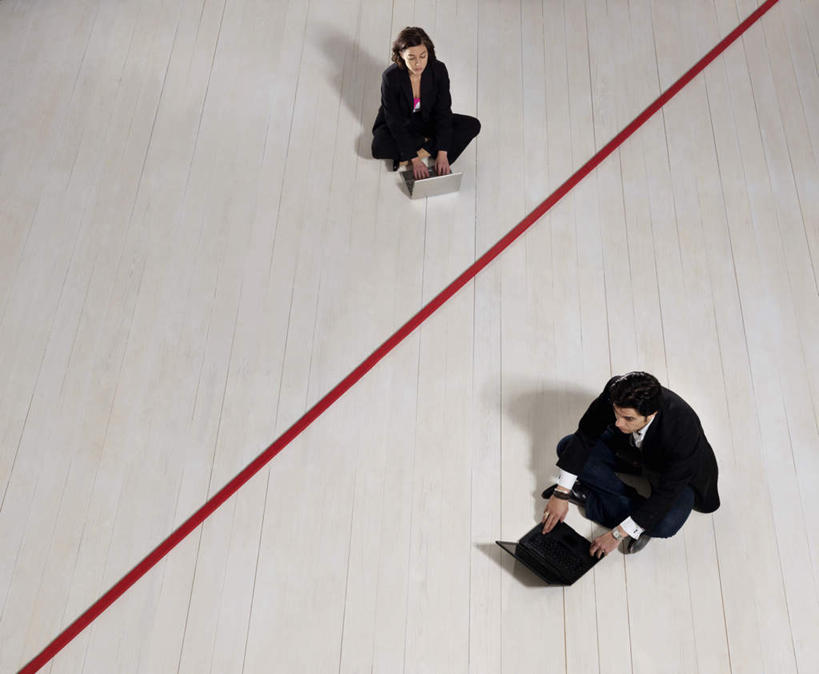 西方人,两个人,同事,商务人士,商务男性,商务女性,坐,盘腿,横图,俯视,室内,白天,衬衫,成功,合作,团队,集体,信心,电脑,笔记本电脑,欧洲,欧洲人,敲打,阴影,套装,反射,网络,瓷砖,地砖,线条,影子,地面,注视,输入,通讯设备,队伍,红色,打字,低头,观察,看,观看,点击,一台,敲击,察看,无线,领导,成就,关注,通信设备,商务装,无线网络,合伙,领袖,无线上网,便携式电脑,工薪阶层,垂头,按键,手提电脑,男人,男性,女人,女性,中年男性,中年女性,白种人,白领,上班族,盘腿而坐,盘膝,盘着腿的,盘着腿坐,双腿交叉,坐着,彩图,高角度拍摄,全身,衬衣