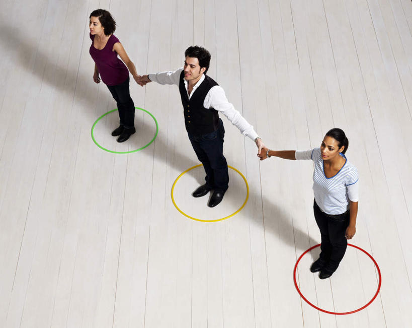 西方人,三个人,同事,商务人士,商务男性,商务女性,站,伸展双臂,握手,横图,俯视,室内,白天,衬衫,成功,合作,团队,集体,信心,欧洲,欧洲人,一排,阴影,套装,整齐,反射,圆形,瓷砖,地砖,线条,影子,地面,注视,队伍,排列,三个,观察,看,站着,观看,察看,领导,成就,队列,关注,商务装,合伙,领袖,工薪阶层,男人,男性,年轻女性,女人,女性,中年男性,中年女性,白种人,白领,上班族,搀手,敞开双臂,拉手,伸开双臂,手搀手,手拉手,手牵手,手握手,抬头,仰头,展开双肩,站立,张开手臂,张开双臂,彩图,高角度拍摄,全身,衬衣