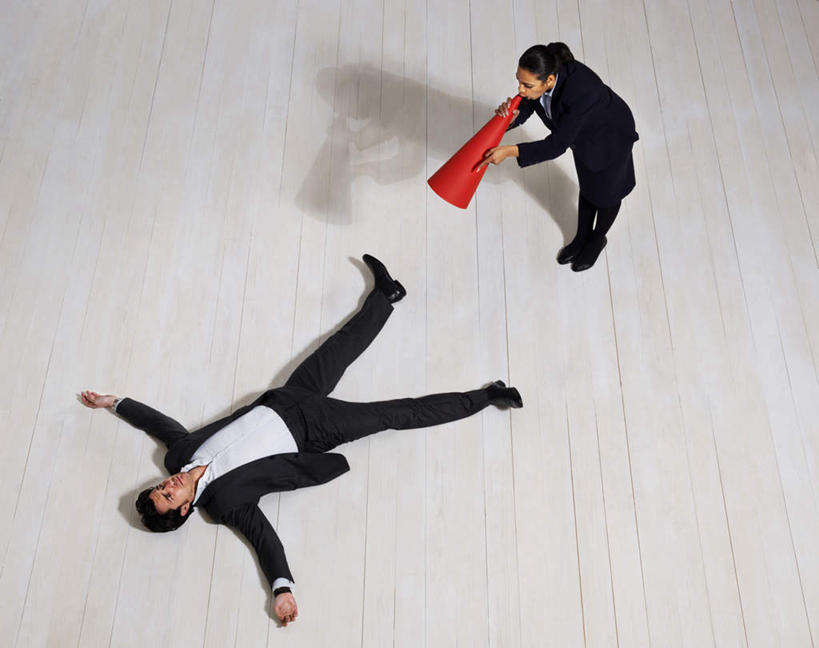 西方人,两个人,同事,商务人士,商务男性,商务女性,站,躺,伸展双臂,横图,俯视,室内,白天,衬衫,成功,合作,团队,集体,信心,欧洲,欧洲人,弯腰,握,阴影,套装,反射,瓷砖,地砖,影子,地面,拿,拿着,喇叭,队伍,一个,红色,话筒,站着,握着,单个,张开双腿,领导,成就,传声筒,商务装,合伙,领袖,工薪阶层,弯身,展开双腿,卧着,男人,男性,年轻女性,女人,女性,中年男性,白种人,白领,上班族,敞开双臂,伸开双臂,躺着,卧,展开双肩,站立,张开手臂,张开双臂,彩图,高角度拍摄,全身,衬衣,伸展双腿