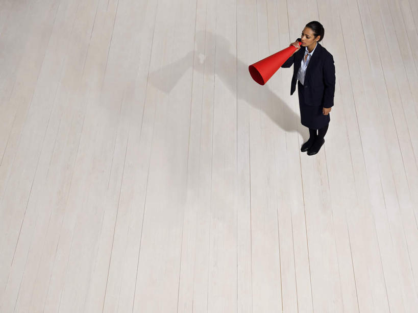 西方人,一个人,商务人士,商务女性,站,横图,俯视,室内,白天,欧洲,欧洲人,仅一个年轻女性,仅一个女性,仅一个人,阴影,套装,反射,瓷砖,地砖,影子,地面,注视,喇叭,一个,红色,话筒,观察,看,站着,单个,观看,察看,关注,传声筒,商务装,工薪阶层,年轻女性,女人,女性,白种人,白领,上班族,抬头,仰头,站立,彩图,高角度拍摄,全身