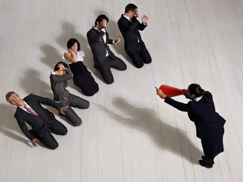 西方人,同事,商务人士,商务男性,商务女性,站,跪,横图,俯视,室内,白天,衬衫,成功,合作,团队,集体,信心,欧洲,欧洲人,弯腰,握,指,阴影,套装,反射,瓷砖,地砖,影子,地面,许多人,拿,拿着,方向,喇叭,队伍,一个,红色,话筒,手势,站着,一群人,握着,单个,领导,指向,食指,成就,传声筒,商务装,合伙,领袖,工薪阶层,弯身,男人,男性,年轻男性,年轻女性,女人,女性,中年男性,中年女性,白种人,白领,上班族,跪着,抬头,仰头,站立,彩图,高角度拍摄,全身,衬衣