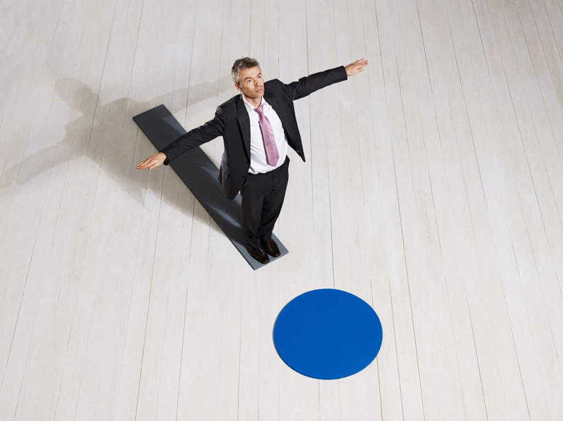 西方人,一个人,商务人士,商务男性,站,伸展双臂,横图,俯视,室内,白天,衬衫,欧洲,欧洲人,仅一个男性,仅一个人,仅一个中年男性,阴影,套装,反射,圆形,瓷砖,地砖,影子,地面,注视,运动器械,一个,蓝色,黑色,观察,看,站着,健身器械,单个,观看,察看,关注,跳板,商务装,健身器材,工薪阶层,男人,男性,中年男性,白种人,白领,上班族,敞开双臂,伸开双臂,抬头,仰头,展开双肩,站立,张开手臂,张开双臂,彩图,高角度拍摄,全身,衬衣,助跳板,运动器材