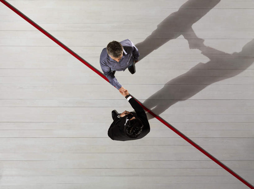 西方人,两个人,同事,商务人士,商务男性,站,握手,横图,俯视,室内,白天,衬衫,成功,合作,团队,集体,信心,欧洲,欧洲人,阴影,套装,反射,瓷砖,地砖,线条,影子,地面,注视,队伍,相视,红色,观察,看,站着,面对面,观看,对视,察看,领导,互视,成就,关注,相对,商务装,合伙,领袖,工薪阶层,相看,男人,男性,中年男性,白种人,白领,上班族,搀手,拉手,手搀手,手拉手,手牵手,手握手,站立,彩图,高角度拍摄,全身,衬衣