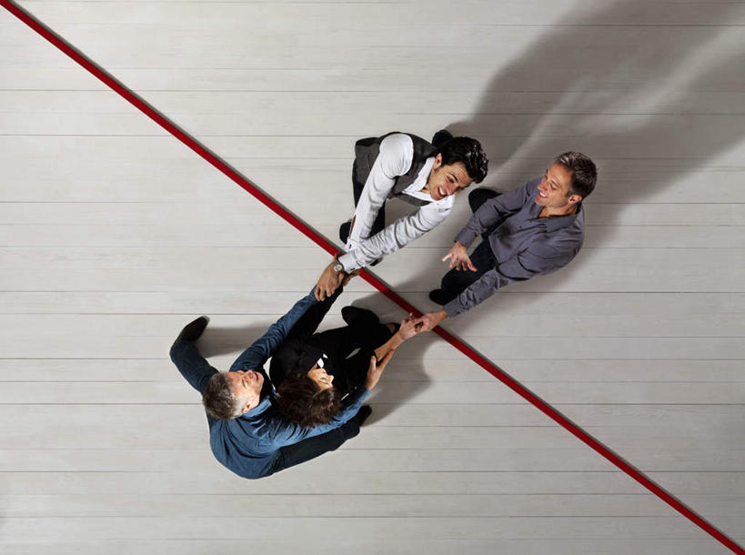 西方人,四个人,同事,商务人士,商务男性,商务女性,站,握手,横图,俯视,室内,白天,衬衫,锻炼,成功,运动,合作,团队,集体,信心,拔河,欧洲,欧洲人,弯腰,阴影,套装,反射,瓷砖,地砖,线条,影子,地面,速度,注视,娱乐,队伍,红色,观察,看,站着,力量,平衡,观看,技巧,协调,察看,领导,成就,关注,商务装,灵敏,合伙,领袖,工薪阶层,柔韧,趣味,弯身,耐力,抗争,体育,男人,男性,女人,女性,中年男性,中年女性,白种人,白领,上班族,搀手,拉手,手搀手,手拉手,手牵手,手握手,站立,彩图,高角度拍摄,全身,衬衣,健身