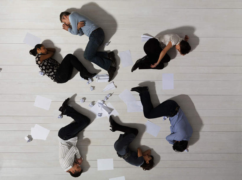 西方人,同事,商务人士,商务男性,商务女性,躺,横图,俯视,室内,白天,衬衫,成功,合作,团队,集体,信心,地板,飞机,欧洲,欧洲人,阴影,套装,艺术,环绕,围绕,反射,材料,档案,文件,影子,折纸,纸,纸艺,手工艺品,地面,许多人,凌乱,环抱,文化,手叉腰,队伍,木地板,手稿,纸制品,资料,工艺品,叉腰,一群人,纸团,纸飞机,证明,混乱,领导,高雅,双手叉腰,成就,文档,商务装,合伙,领袖,工薪阶层,工艺折纸,自信心,品位,萦绕,纷乱,缭乱,庞杂,卧着,男人,男性,年轻女性,女人,女性,中年男性,中年女性,白种人,白领,上班族,躺着,卧,彩图,高角度拍摄,全身,衬衣