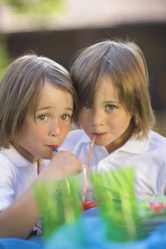 西方人,儿童,两个人,家庭,双胞胎,站,笑,微笑,竖图,室外,白天,正面,纯洁,杯子,欧洲,欧洲人,喝,握,阴影,服装,朦胧,模糊,光线,影子,塑料,拿,拿着,注视,休闲装,小孩,衣服,绿色,白色,阳光,塑料制品,吸管,观察,看,站着,休闲,温暖,温馨,一家人,休闲服,可爱,童年,童趣,握着,服饰,观看,塑料杯,和睦,察看,空心,关注,童真,烂漫,无邪,饮管,天真,男孩,男人,男性,白种人,孩子,站立,半身,彩图,融洽,男生,圆柱状