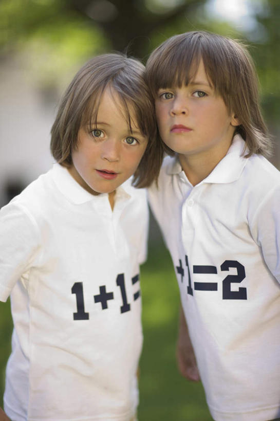 西方人,儿童,两个人,家庭,双胞胎,站,竖图,室外,白天,正面,纯洁,树林,植物,欧洲,欧洲人,阴影,服装,朦胧,模糊,光线,标志,数字,文字,影子,字符,字母,注视,休闲装,标识,树,树木,小孩,衣服,绿色,白色,阳光,自然,观察,看,站着,休闲,温暖,温馨,一家人,休闲服,可爱,童年,童趣,阿拉伯数字,服饰,生长,成长,观看,和睦,察看,关注,童真,烂漫,无邪,天真,男孩,男人,男性,白种人,孩子,站立,半身,彩图,融洽,男生