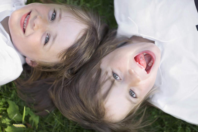 西方人,儿童,脸,头,脸颊,头发,两个人,家庭,双胞胎,躺,笑,微笑,露齿笑,横图,俯视,室外,特写,白天,纯洁,草地,草坪,植物,欧洲,欧洲人,阴影,服装,朦胧,模糊,光线,影子,棕色,注视,休闲装,肩膀,草,小孩,衣服,绿色,白色,阳光,观察,看,张嘴,休闲,温暖,温馨,一家人,休闲服,可爱,童年,童趣,服饰,观看,和睦,察看,关注,张大嘴巴,童真,烂漫,无邪,卧着,天真,男孩,男人,男性,白种人,孩子,头部,直发,脸部,脸蛋,面部,张开嘴,躺着,卧,半身,彩图,高角度拍摄,融洽,短发,男生