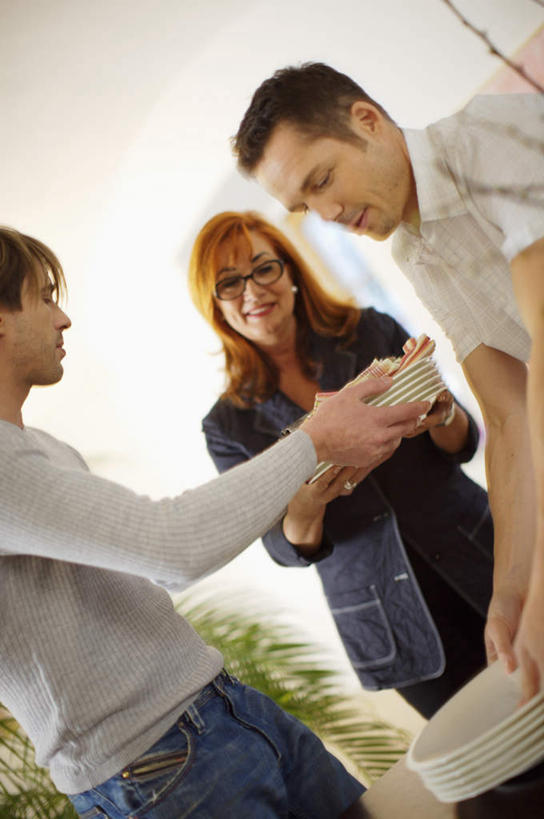 西方人,三个人,家庭,母亲,儿子,站,捧,笑,微笑,露齿笑,竖图,室内,白天,仰视,绘画,植物,餐具,欧洲,欧洲人,一堆,阴影,堆叠,堆积,服装,艺术,反射,碟子,盘,盆栽,眼镜,影子,墙,盆景,古典,注视,休闲装,文化,墙壁,墙面,衣服,绿色,白色,灰色,自然,盘子,工艺品,碟,观察,看,品味,站着,休闲,温暖,温馨,母子,一家人,休闲服,母爱,服饰,生长,成长,观看,老花镜,堆,美术,和睦,察看,高雅,关注,美学,远视眼镜,老年女性,男人,男性,女人,女性,中年男性,白种人,端,端着,捧着,手捧,站立,半身,彩图,低角度拍摄,融洽