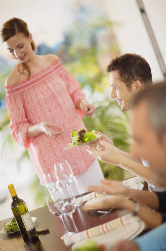 西方人,三个人,家庭,父亲,女儿,儿子,站,坐,捧,笑,微笑,竖图,室内,白天,正面,餐桌,桌子,蔬菜,杯子,餐具,欧洲,欧洲人,握,阴影,服装,朦胧,模糊,新鲜,反射,碟子,高脚杯,盘,影子,生食,蔬菜沙拉,沙拉,食品,红酒杯,拿,红酒瓶,拿着,注视,休闲装,色拉,沙律,玻璃制品,酒瓶,食物,衣服,红色,盘子,玻璃瓶,酒杯,瓶子,碟,低头,观察,看,站着,休闲,温暖,温馨,父女,父子,一家人,休闲服,父爱,握着,服饰,有机食品,绿色食品,餐台,观看,色拉酱,和睦,察看,葡萄酒杯,葡萄酒瓶,关注,千岛酱,老年男性,男人,男性,年轻女性,女人,女性,中年男性,白种人,玻璃杯,端,端着,捧着,手捧,站立,坐着,半身,彩图,融洽