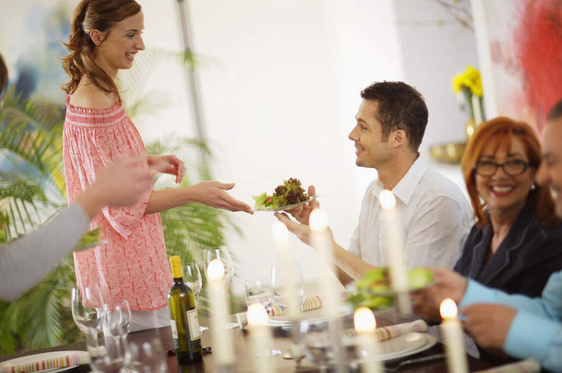 西方人,四个人,家庭,夫妻,母亲,父亲,女儿,儿子,站,坐,捧,笑,微笑,横图,室内,白天,侧面,爱情,餐桌,桌子,蔬菜,杯子,餐具,蜡烛,欧洲,欧洲人,握,阴影,服装,朦胧,模糊,新鲜,反射,光线,碟子,高脚杯,火焰,盘,影子,烛光,墙,生食,蔬菜沙拉,沙拉,食品,红酒杯,浪漫,燃烧,拿,红酒瓶,拿着,注视,休闲装,色拉,沙律,墙壁,墙面,玻璃制品,酒瓶,食物,衣服,红色,盘子,玻璃瓶,酒杯,瓶子,碟,低头,点燃,观察,看,站着,休闲,温暖,温馨,父女,父子,母女,母子,一家人,休闲服,恩爱,父爱,母爱,握着,恋人,服饰,有机食品,绿色食品,餐台,观看,色拉酱,和睦,察看,葡萄酒杯,葡萄酒瓶,关注,千岛酱,老年男性,老年女性,男人,男性,年轻女性,女人,女性,中年男性,白种人,夫妇,情侣,玻璃杯,端,端着,捧着,手捧,站立,坐着,半身,彩图,伴侣,融洽