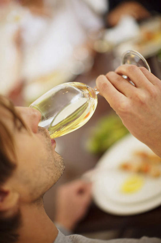 红酒,葡萄酒,西方人,一个人,举,竖图,室内,白天,侧面,餐桌,桌子,杯子,餐具,欧洲,欧洲人,仅一个男性,仅一个人,仅一个中年男性,喝,握,阴影,朦胧,模糊,反射,碟子,高脚杯,盘,影子,红酒杯,白葡萄酒,酒类,拿,拿着,玻璃制品,酒,饮料,盘子,酒杯,碟,托,握着,餐台,葡萄酒杯,男人,男性,中年男性,白种人,玻璃杯,举起,举手,举着,向上举,向上伸,向上托,半身,彩图