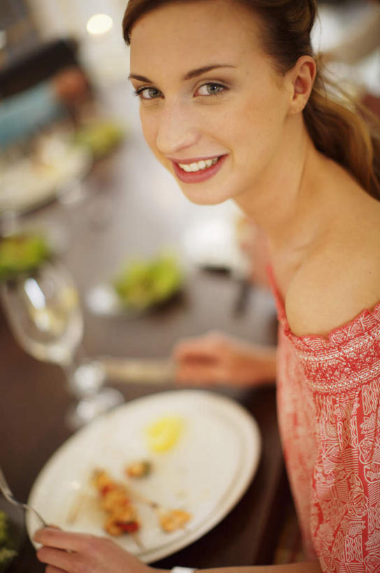 西方人,一个人,坐,笑,微笑,露齿笑,竖图,俯视,室内,白天,餐桌,桌子,杯子,餐具,欧洲,欧洲人,仅一个年轻女性,仅一个女性,仅一个人,阴影,服装,朦胧,模糊,反射,叉子,刀叉,刀子,碟子,高脚杯,盘,影子,红酒杯,扭头,注视,休闲装,玻璃制品,衣服,红色,盘子,酒杯,碟,观察,看,转头,休闲,休闲服,服饰,餐台,观看,察看,葡萄酒杯,关注,餐刀,餐叉,年轻女性,女人,女性,白种人,玻璃杯,进餐用具,坐着,半身,彩图,高角度拍摄