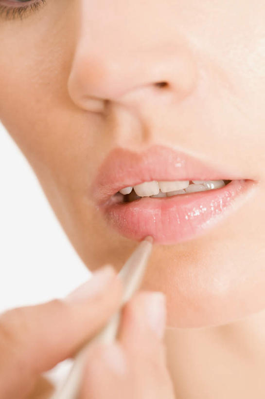 西方人,脸,头,嘴,脸颊,一个人,竖图,室内,特写,白天,白色背景,正面,化妆,美容,时尚,欧洲,欧洲人,仅一个年轻女性,仅一个女性,仅一个人,握,阴影,反射,影子,拿,拿着,彩妆,握着,摄影,影棚,美容工具,化妆工具,唇线笔,年轻女性,女人,女性,白种人,头部,口,口腔,脸部,脸蛋,面部,嘴巴,嘴唇,半身,彩图,影棚拍摄,拍摄