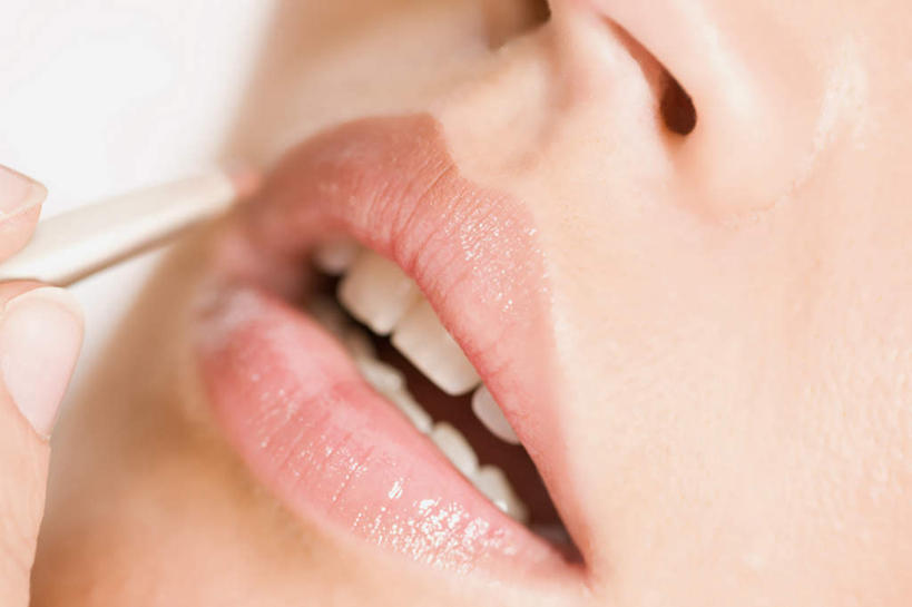 西方人,脸,头,嘴,脸颊,一个人,横图,俯视,室内,特写,白天,白色背景,化妆,美容,时尚,欧洲,欧洲人,仅一个年轻女性,仅一个女性,仅一个人,握,阴影,反射,影子,拿,拿着,彩妆,握着,摄影,影棚,美容工具,化妆工具,唇线笔,年轻女性,女人,女性,白种人,头部,口,口腔,脸部,脸蛋,面部,嘴巴,嘴唇,半身,彩图,高角度拍摄,影棚拍摄,拍摄