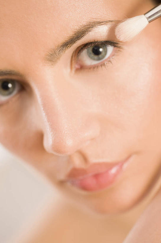 西方人,脸,头,脸颊,一个人,竖图,室内,特写,白天,白色背景,正面,化妆,美容,欧洲,欧洲人,仅一个年轻女性,仅一个女性,仅一个人,护肤,阴影,反射,影子,注视,裸露,彩妆,化妆刷,刷子,观察,看,保养,享受,休闲,放松,保健,摄影,影棚,眼影刷,观看,察看,美容工具,关注,裸,养颜,彩妆刷,化妆工具,年轻女性,女人,女性,白种人,头部,脸部,脸蛋,面部,半身,彩图,影棚拍摄,拍摄