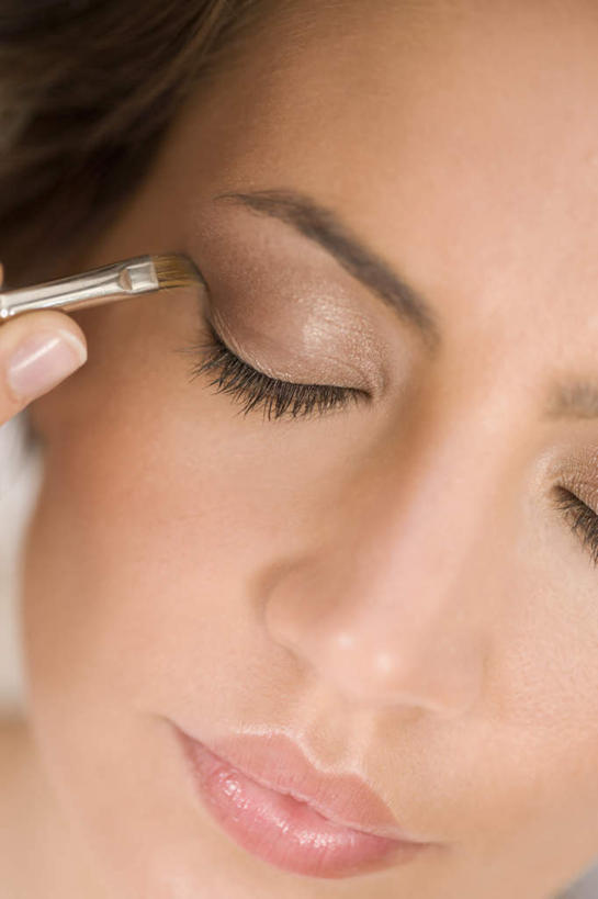 西方人,脸,头,脸颊,一个人,闭眼,竖图,室内,特写,白天,白色背景,正面,化妆,美容,欧洲,欧洲人,仅一个年轻女性,仅一个女性,仅一个人,护肤,握,阴影,反射,影子,拿,拿着,裸露,彩妆,化妆刷,刷子,保养,享受,休闲,放松,握着,保健,摄影,影棚,眼影刷,美容工具,裸,养颜,彩妆刷,化妆工具,年轻女性,女人,女性,白种人,头部,脸部,脸蛋,面部,闭眼睛,闭着眼,闭着眼睛,半身,彩图,影棚拍摄,拍摄