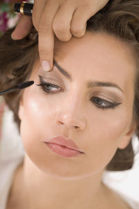 西方人,脸,头,脸颊,两个人,竖图,室内,特写,白天,正面,化妆,美容,欧洲,欧洲人,护肤,握,阴影,反射,影子,拿,拿着,注视,裸露,彩妆,化妆品,观察,看,保养,享受,休闲,睫毛膏,放松,握着,保健,观看,察看,化妆用品,关注,眼妆,裸,化妆师,养颜,睫毛液,年轻女性,女人,女性,白种人,头部,脸部,脸蛋,面部,半身,彩图